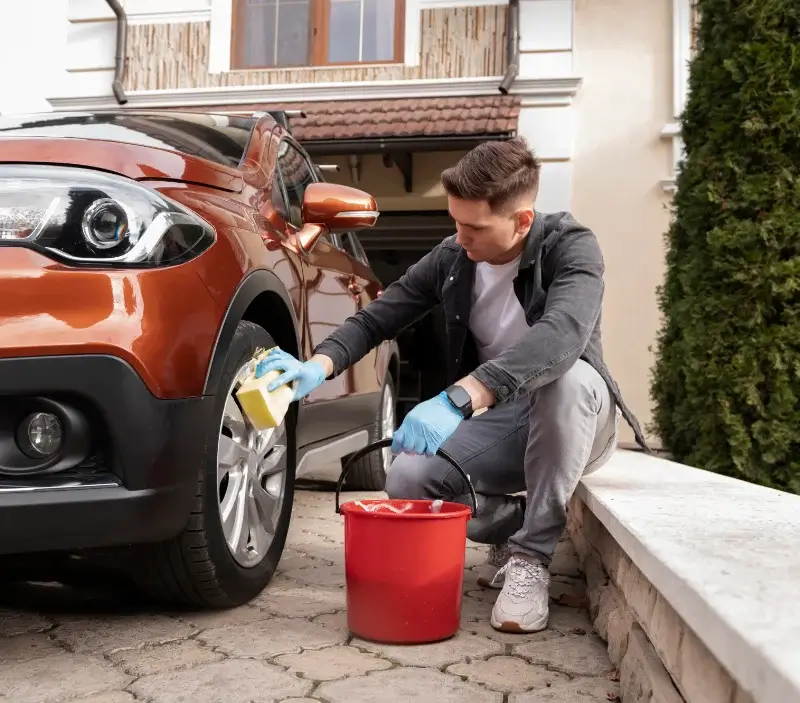 Lavage auto à domicile Berthegon : professionnel intervenant sur un véhicule